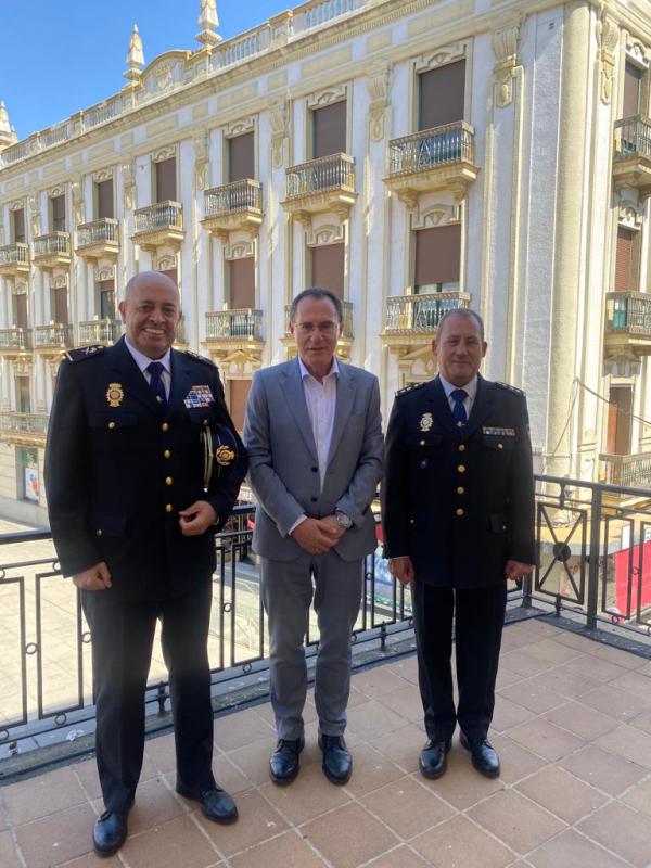 El subdelegado del Gobierno recibe al  Jefe Superior de Policía de Castilla y  León