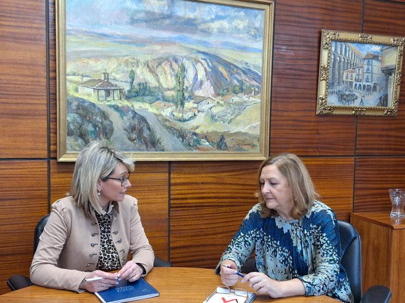 La subdelegada del Gobierno recibe la visita de la nueva directora del Centro Penitenciario de Segovia