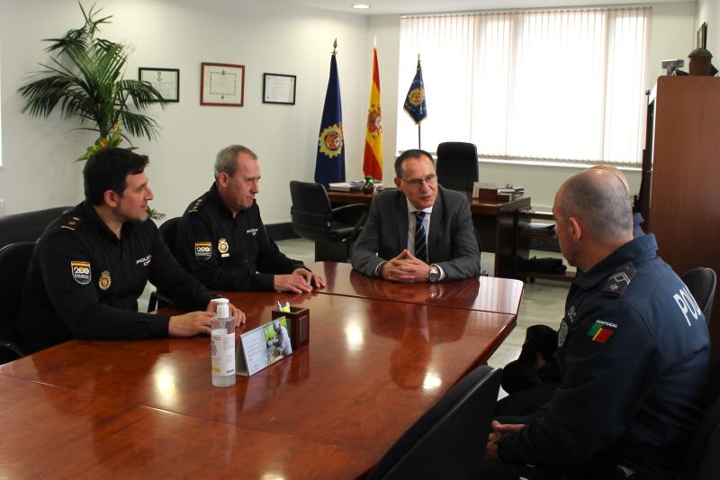 Ángel Blanco visita en la Comisaría de  Zamora a los agentes de la PSP portuguesa  que refuerzan la plantilla de la Policía  Nacional esta Semana Santa