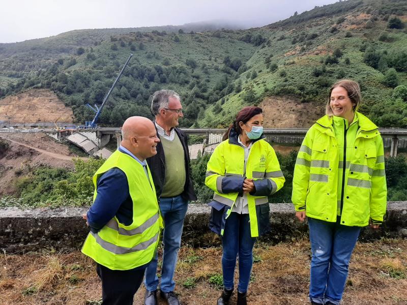 Isabel Rodríguez supervisa el desmontaje en el viaducto de O Castro y valora “un nuevo paso del Gobierno en su compromiso con las conexiones viarias de Galicia”