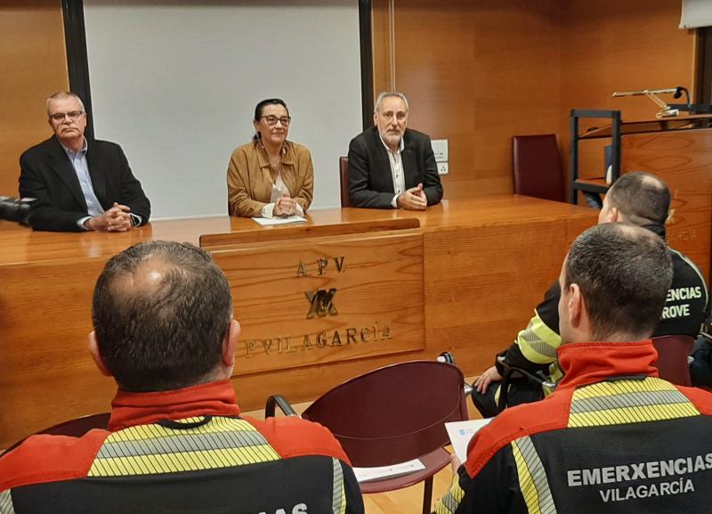 La Dirección General de la Marina Mercante imparte un curso de extinción de incendios en muelles y buques a los bomberos de Galicia