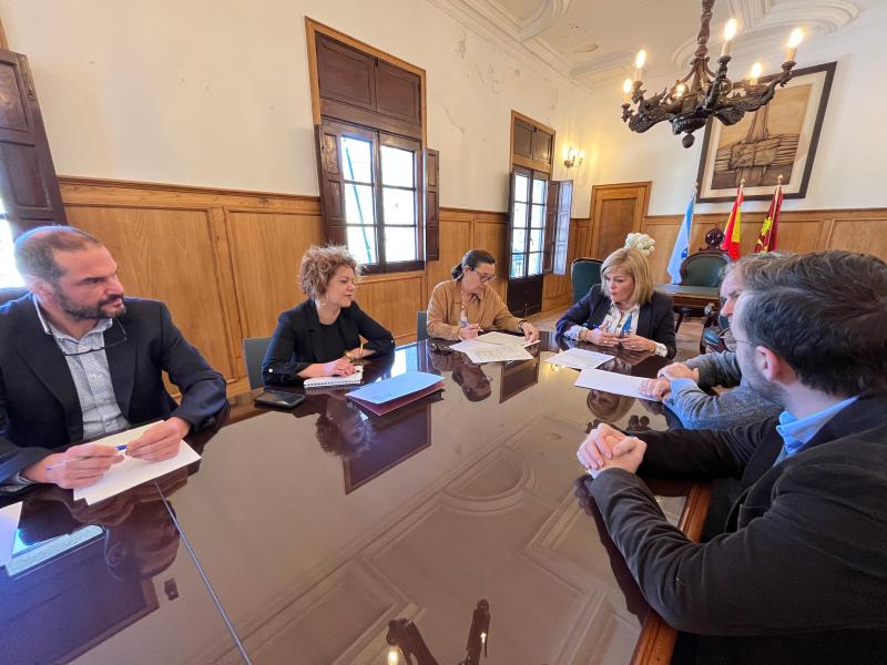 La subdelegada del Gobierno en Pontevedra se ha reunido con la alcaldesa de Redondela para tratar los temas de las obras de la Reposición del viario afectado por la ampliación de la AP-9, y del proyecto de construcción de pantallas acústicas en Chapela (Redondela), con una inversión total de 11,2 M €
