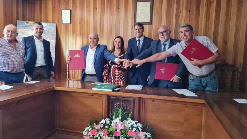 El Gobierno firma dos adendas con las comunidades de regantes de Cuevas del Campo y Pozo Alcón (Granada y Jaén) que permitirán a la zona regable contar con fondos FEADER para su modernización
