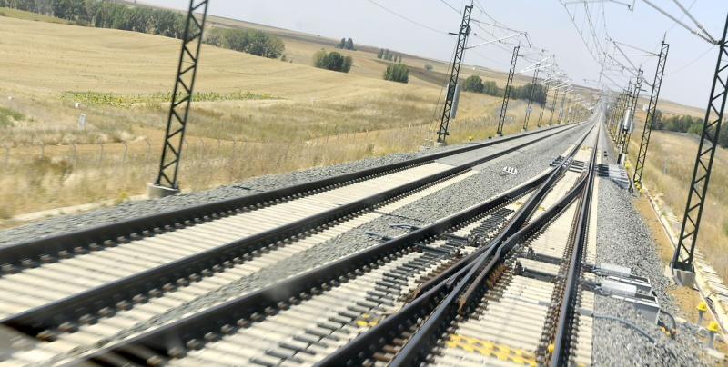 El Gobierno licita por 850.000€ la redacción del estudio informativo de la conexión ferroviaria desde la estación de Santa Justa al aeropuerto de Sevilla