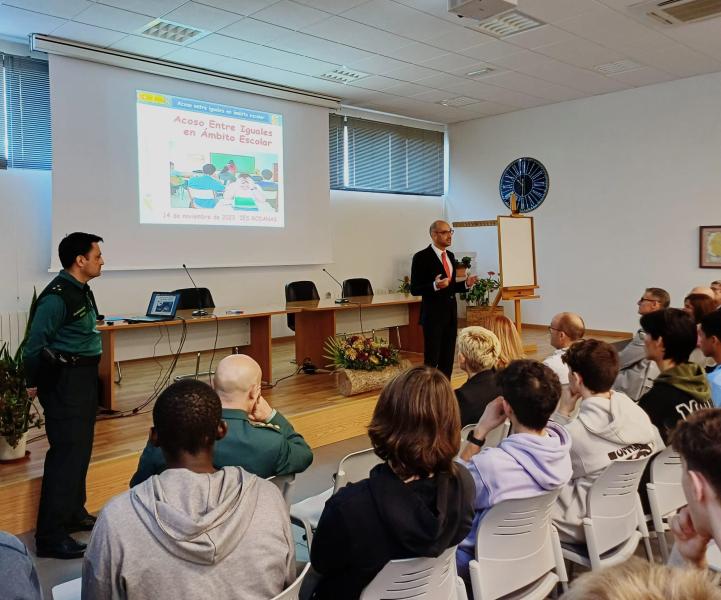Los centros escolares de Zaragoza abren una nueva edición de las charlas educativas que imparten la Policía Nacional y la Guardia Civil 
