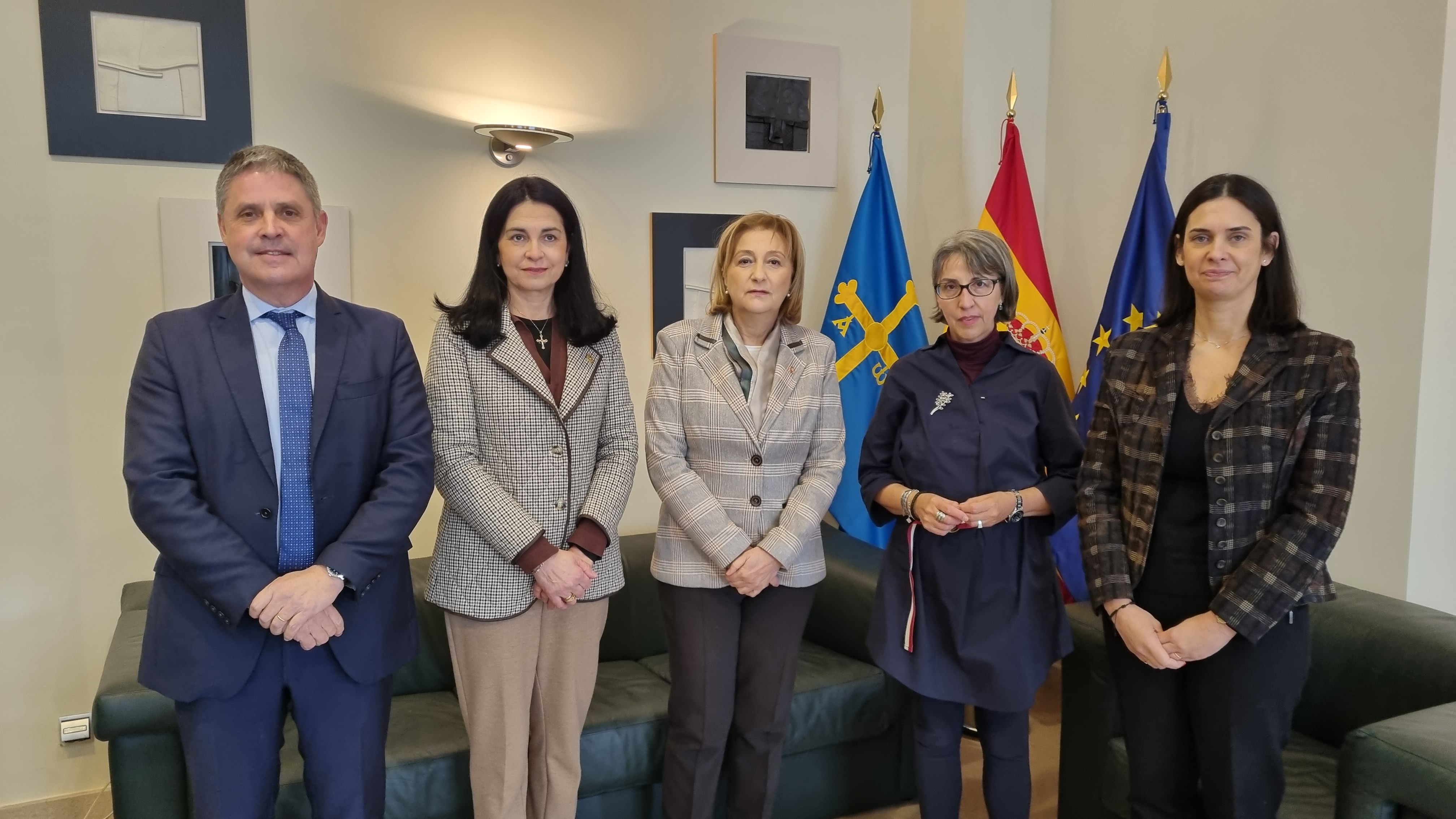 La delegada del Gobierno recibe a la junta directiva de AECC-Asturias 
