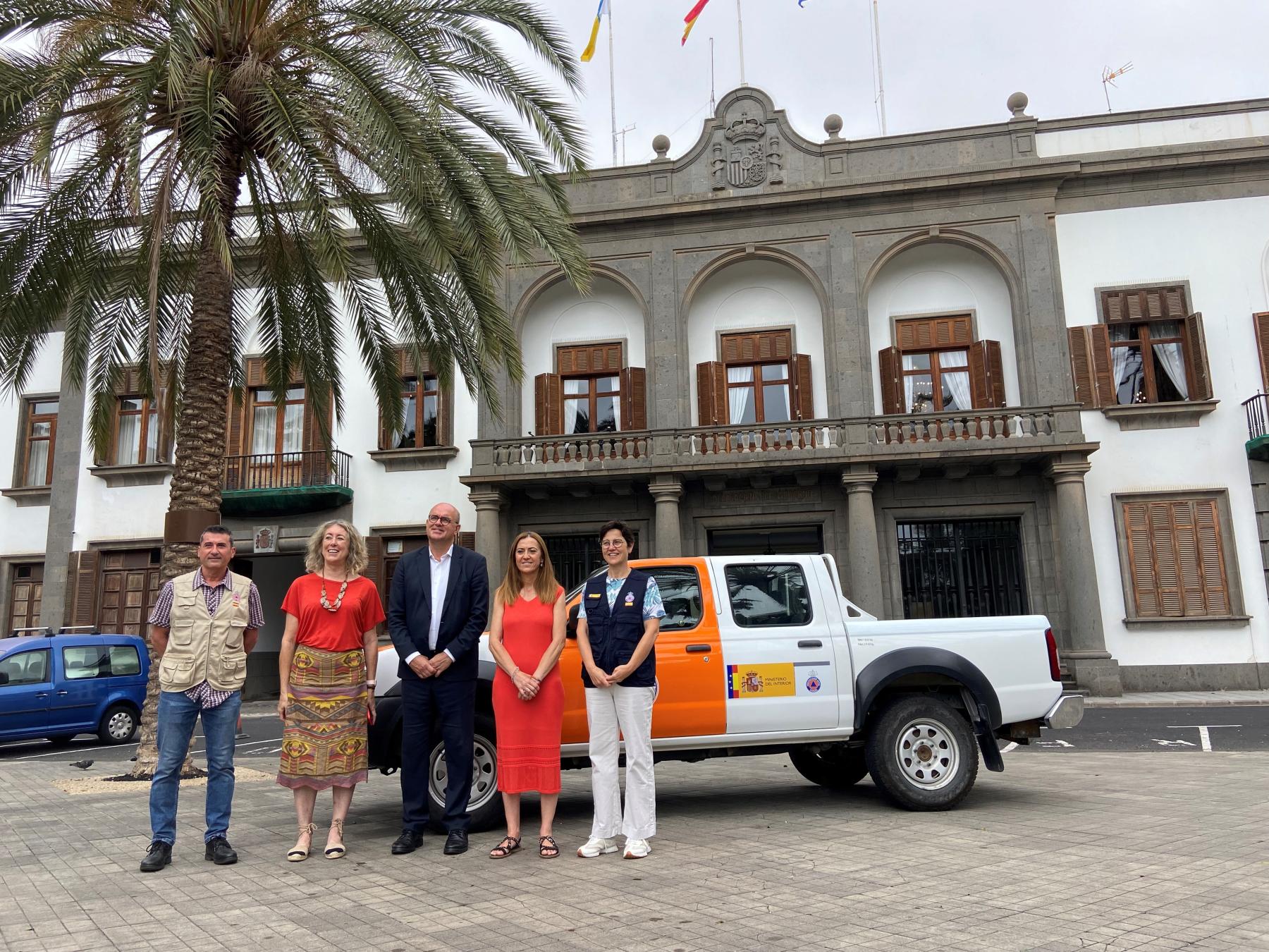 El Ministerio del Interior entrega a la Delegación del Gobierno un vehículo para facilitar el trabajo en la protección civil de Canarias
