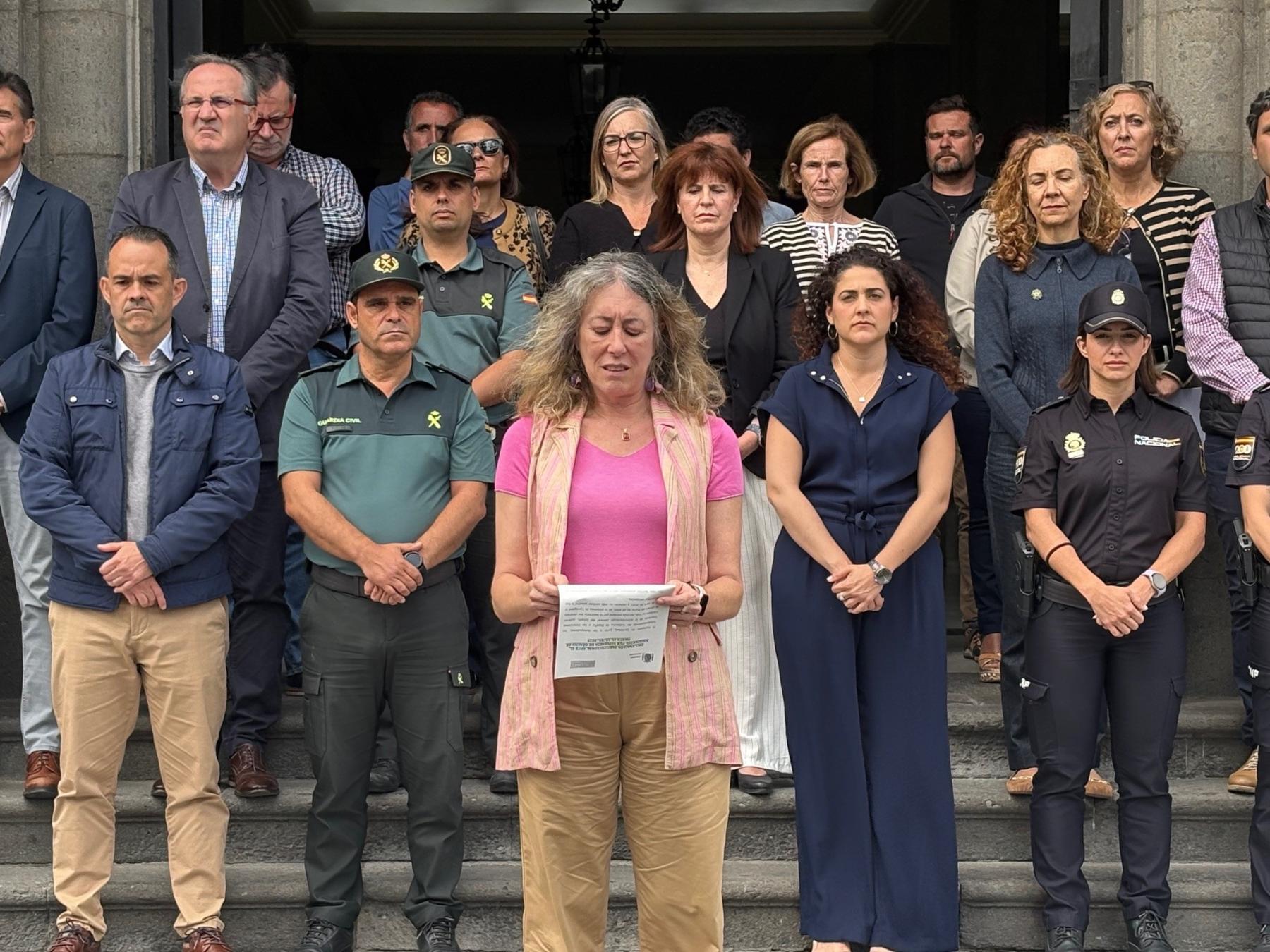 Minuto de silencio tras la confirmación como violencia de género del asesinato de una mujer en Tarragona Minuto de silencio tras la confirmación como violencia de género del asesinato de una mujer en Tarragona