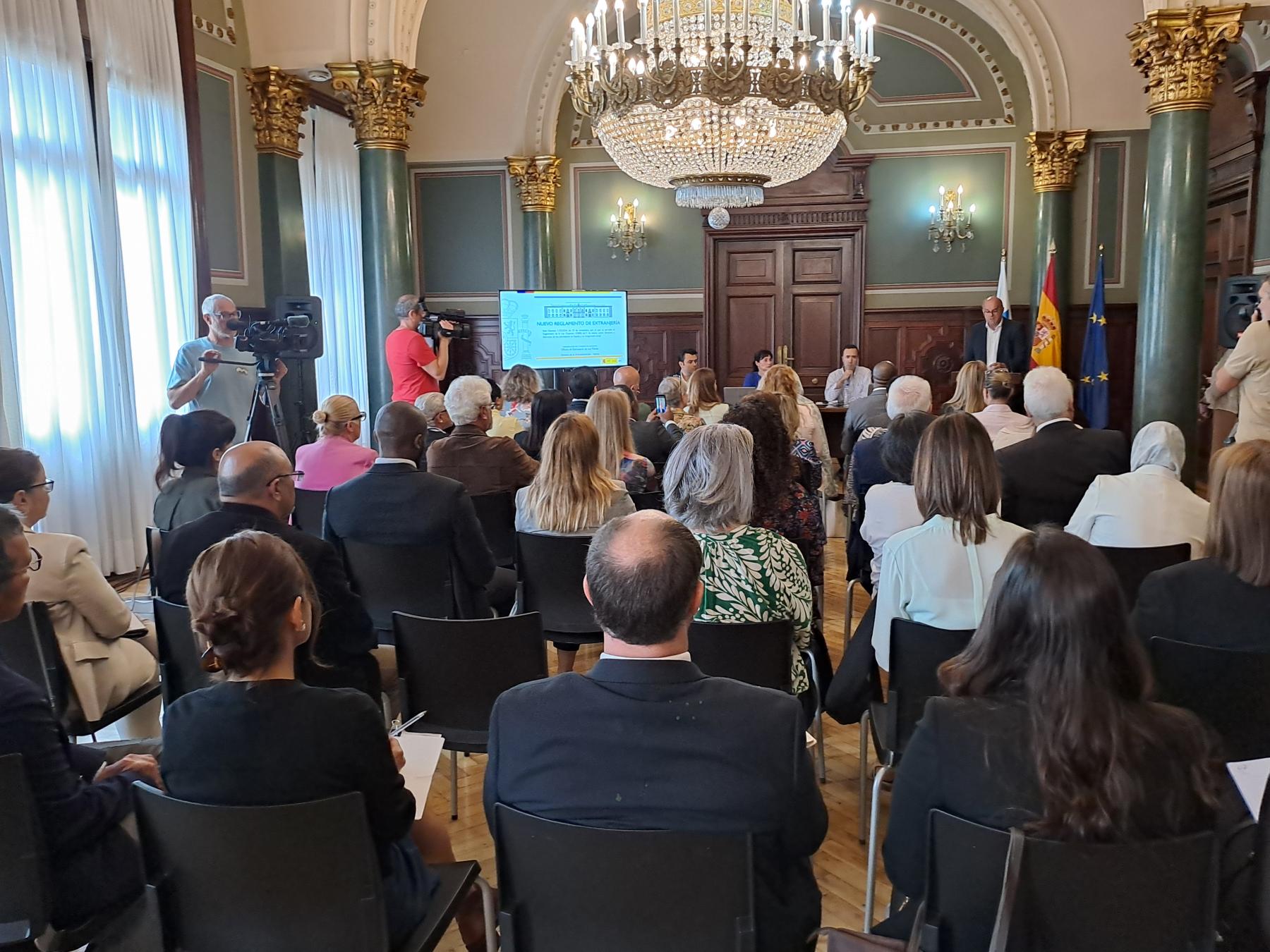 El delegado del Gobierno en Canarias inaugura un seminario sobre el nuevo Reglamento de Extranjería dirigido al cuerpo consular de Las Palmas El delegado del Gobierno en Canarias inaugura un seminario sobre el nuevo Reglamento de Extranjería dirigido al cuerpo consular de Las Palmas