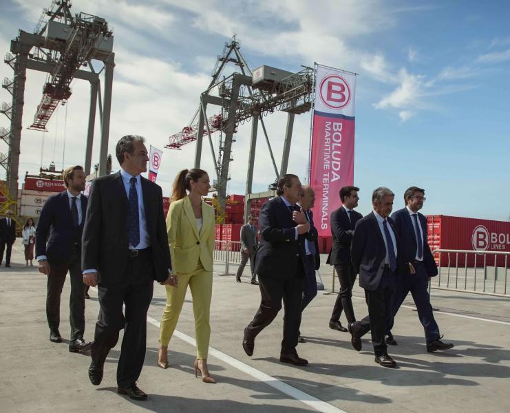 Quiñones destaca que la nueva terminal de contenedores “es el paso definitivo para la modernización y el impulso” del Puerto de Santander