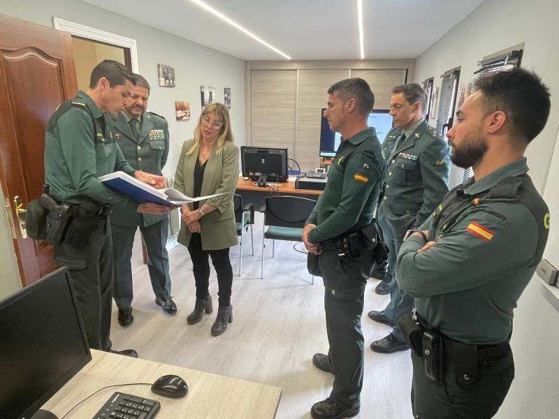 La delegada del Gobierno visita el cuartel de la Guardia Civil en Cabezón de la Sal y se reúne con el equipo ROCA