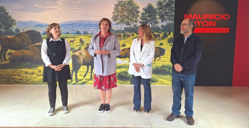 La delegada del Gobierno visita la exposición ‘Arte y paleontología’ de Mauricio Antón en el Museo de Altamira