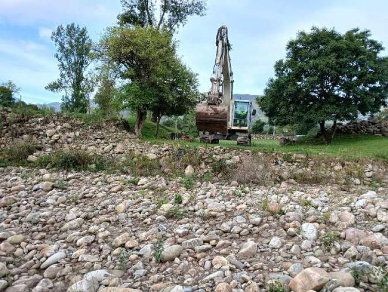 La Confederación Hidrográfica del Cantábrico trabaja en el río Saja en Cabuérniga