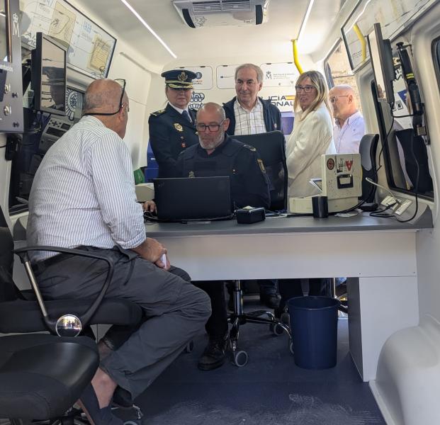 
La delegada del Gobierno presenta en Liébana el vehículo de la Policía Nacional que permite expedir DNI y pasaportes sin salir de la comarca


