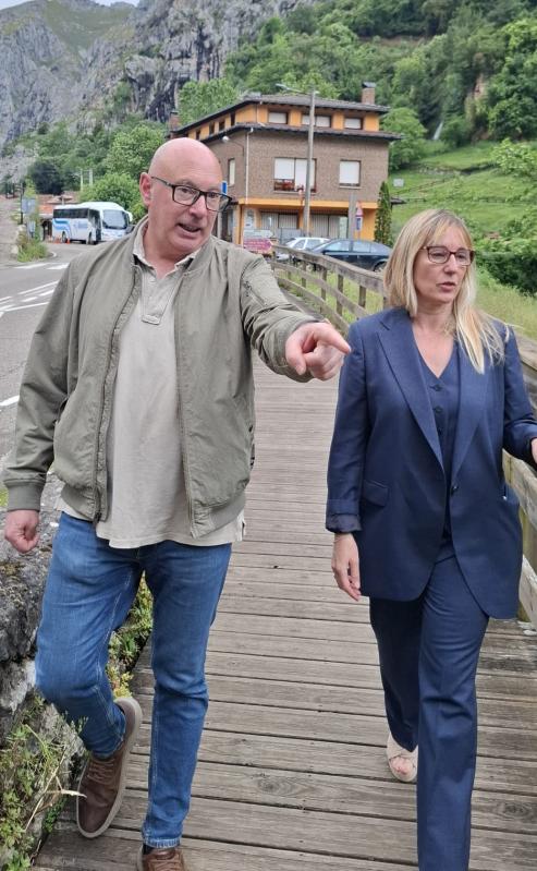 Gómez de Diego y el alcalde de Peñarrubia abordan mejoras de seguridad vial y movilidad en La Hermida Gómez de Diego y el alcalde de Peñarrubia abordan mejoras de seguridad vial y movilidad en La Hermida