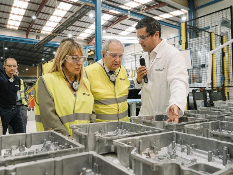 El ministro de Industria visita el nuevo proyecto de electrificación de la multinacional Teknia en Ampuero