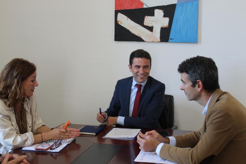 Casares traslada a la alcaldesa de Polanco el compromiso de agilizar los trabajos en el enlace de la A-67 para “concluirlo antes de verano”
