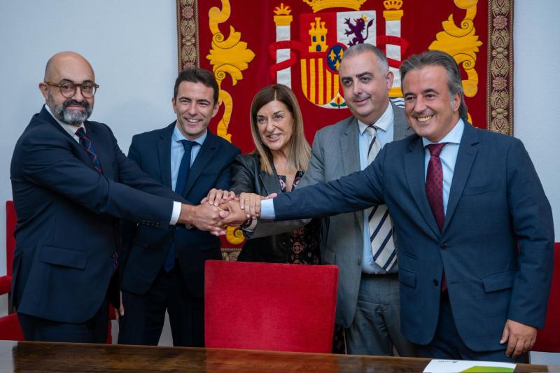 Casares reivindica “la política del acuerdo” en la firma del protocolo para cubrir las vías en Maliaño Casares reivindica “la política del acuerdo” en la firma del protocolo para cubrir las vías en Maliaño