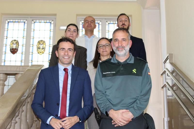 Casares ensalza la labor “pionera” de los equipos REDO de la Guardia Civil en la lucha contra los delitos del odio Casares ensalza la labor “pionera” de los equipos REDO de la Guardia Civil en la lucha contra los delitos del odio