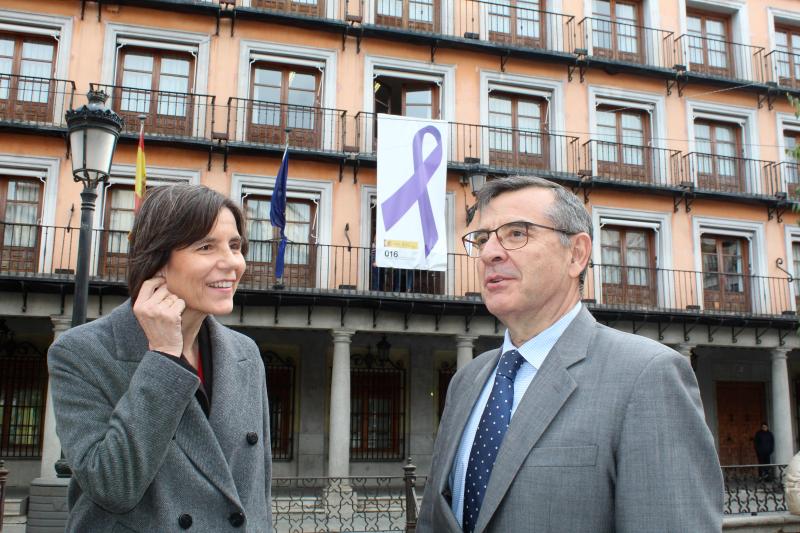 La Delegación del Gobierno en Toledo exhibe en su fachada el lazo morado conmemorativo del 25-N