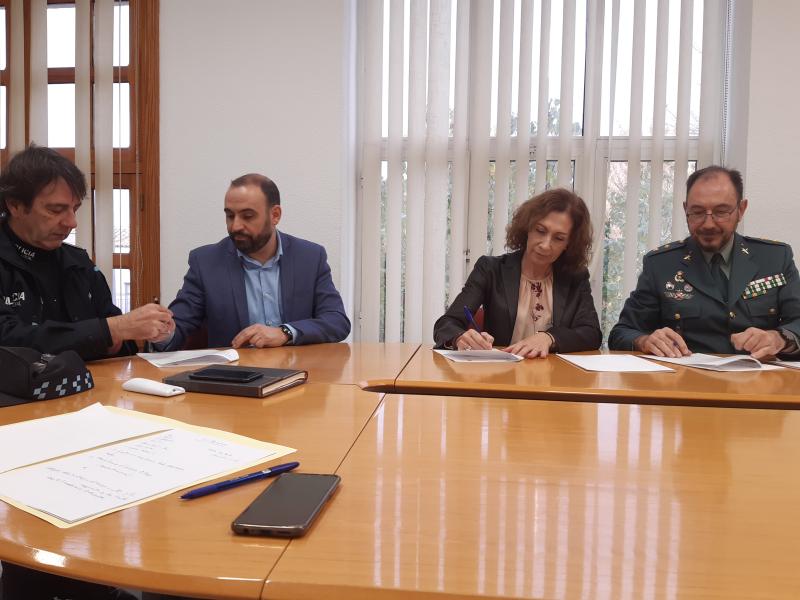La subdelegada del Gobierno y el alcalde de Argamasilla de Calatrava firman el protocolo del Sistema VioGén