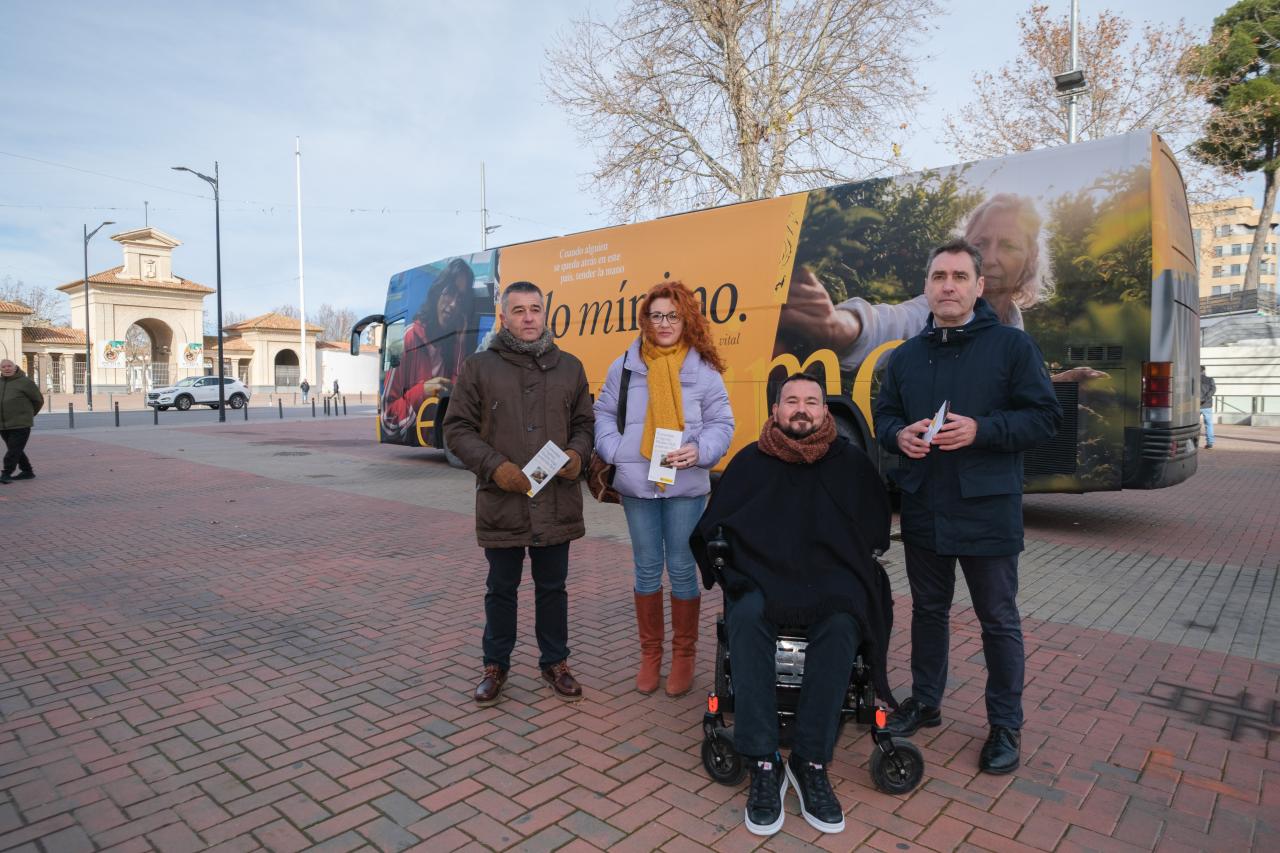 El delegado del Gobierno de España en Castilla-La Mancha visita en Albacete el autobús del IMV, que ha atendido ya a 1.792 personas por todo el país