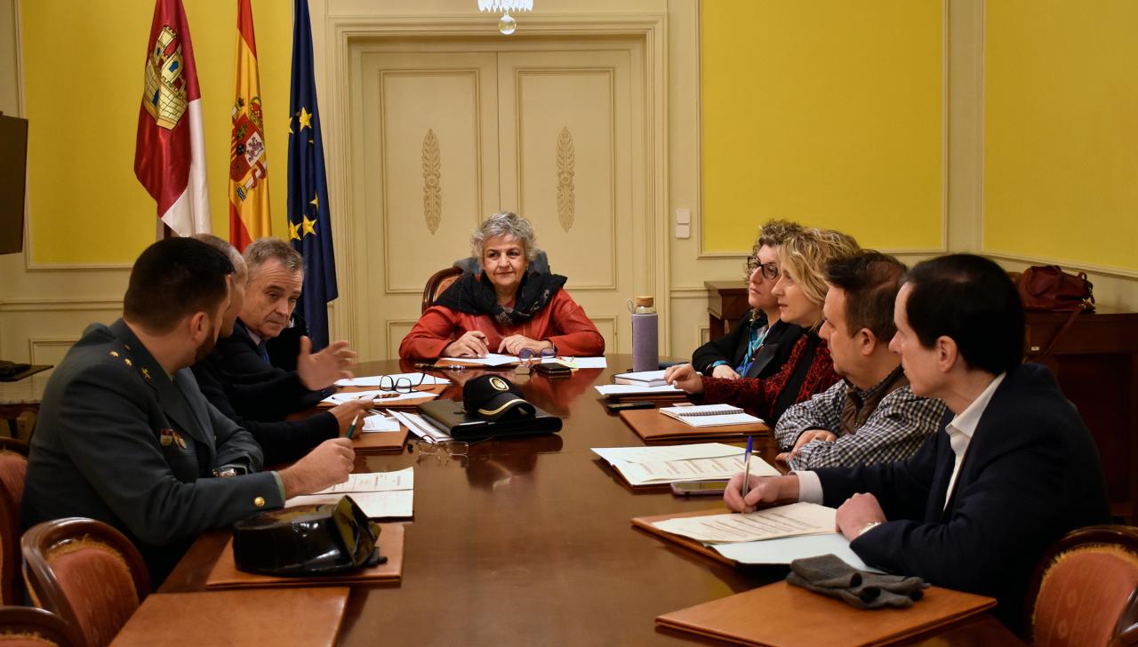 La subdelegada del Gobierno en Cuenca preside la reunión del Grupo Provincial de Trabajo para la colaboración entre la Inspección de Trabajo y las Fuerzas y Cuerpos de Seguridad del Estado