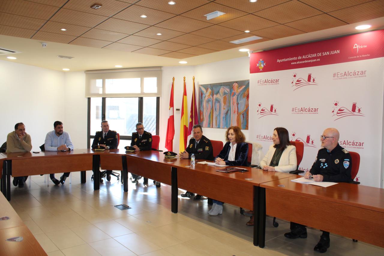 La subdelegada del Gobierno y la alcaldesa de Alcázar de San Juan firman el protocolo del Sistema VioGén