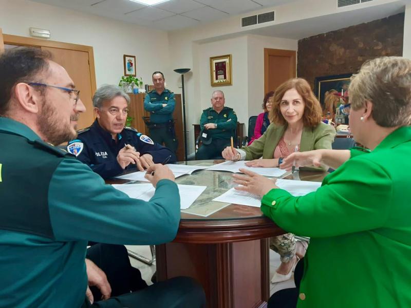 La subdelegada del Gobierno y la alcaldesa de Almadén firman el protocolo del sistema VioGén
