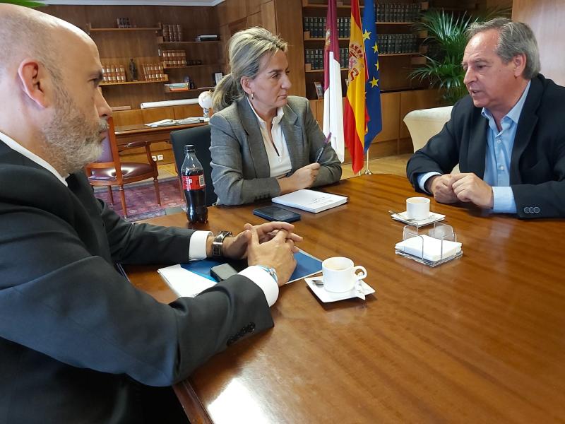 La delegada del Gobierno se reúne con Ángel Nicolás, presidente de CECAM