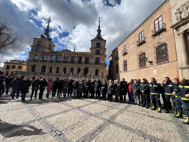 La delegada del Gobierno participa en el minuto de silencio por el incendio de Valencia