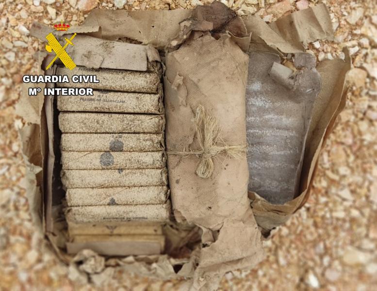 La Guardia Civil destruye 35 cartuchos de dinamita negra de notable antigüedad hallados en una vivienda 