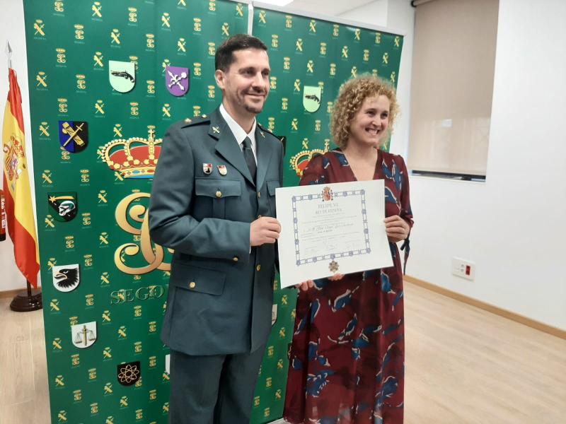 El comandante de la Guardia Civil José Ángel Giro recibe la Cruz de Oficial de la Orden del Mérito Civil