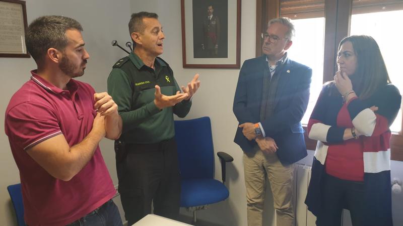 Virginia Barcones visita el puesto de la Guardia Civil de Cervera de Pisuerga donde ha analizado las estadísticas de seguridad en la Montaña Palentina 