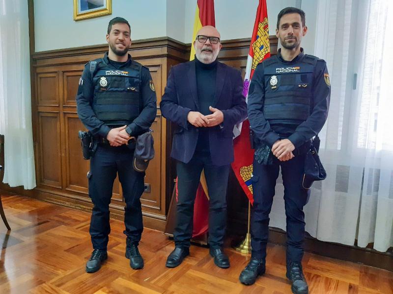 Los dos policías nacionales, que rescataron el miércoles 24 a una persona mayor en el Duero, han sido felicitados por el subdelegado del Gobierno