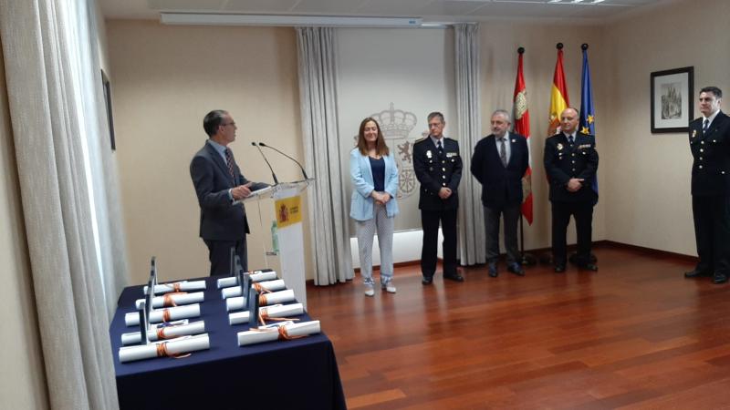 Los agentes de la Brigada de Estupefacientes de la Policía Nacional de Burgos reciben la medalla al Mérito de la Protección Civil