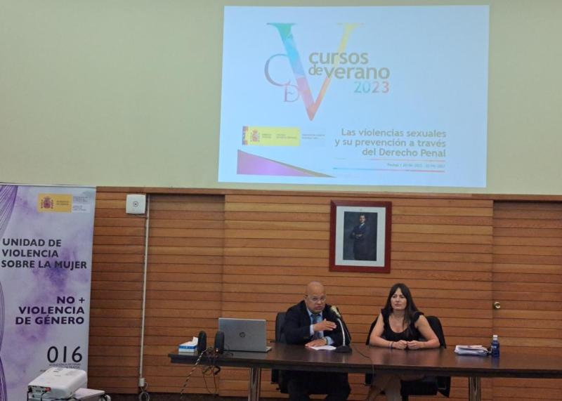 El subdelegado del Gobierno en León saluda a los alumnos del curso sobre “Las violencias sexuales y su prevención a través del Derecho Penal”