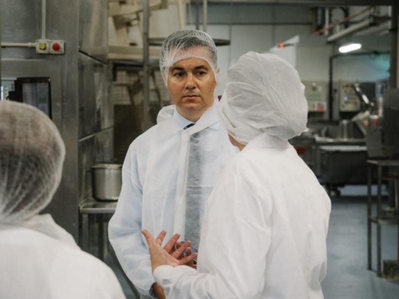 El ministro Héctor Gómez visita la planta de Siro en Venta de Baños y reitera el apoyo del Gobierno a la industria en Castilla y León