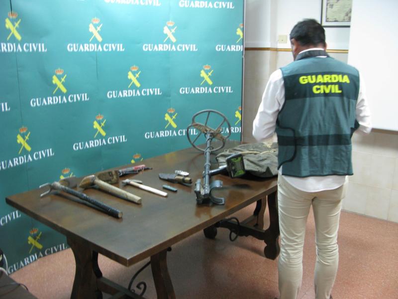 La Guardia Civil detiene una persona e investiga a dos por una tentativa de expolio en yacimiento arqueológico en la denominada operación CEREALIA
