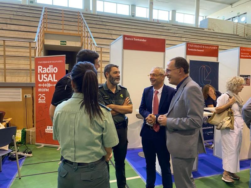 El subdelegado del Gobierno asiste a la  inauguración de la Feria de Bienvenida  del Campus Viriato
