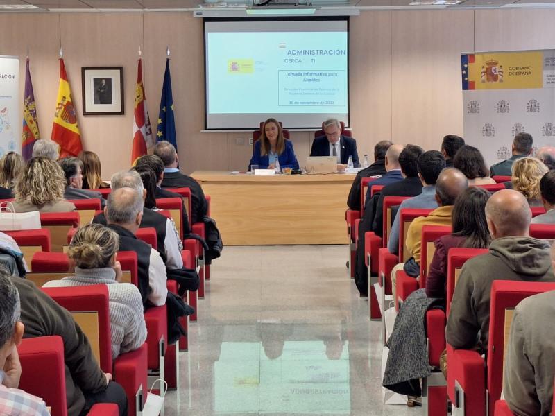 Virginia Barcones informa a los alcaldes de Palencia de los servicios que prestan las distintas áreas del Gobierno de España en la provincia y cómo acceder a ellos 