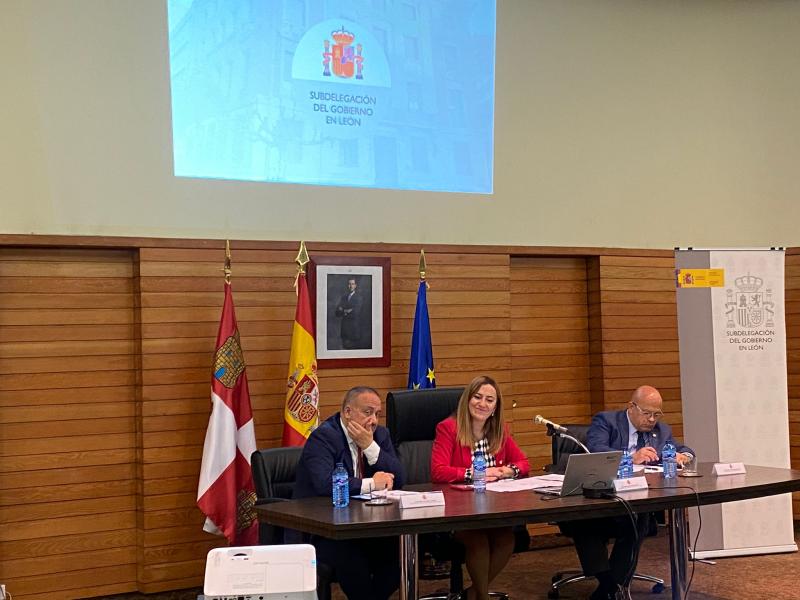 Virginia Barcones informa a los alcaldes de León de los servicios que prestan las distintas áreas del Gobierno de España en la provincia y cómo acceder a ellos