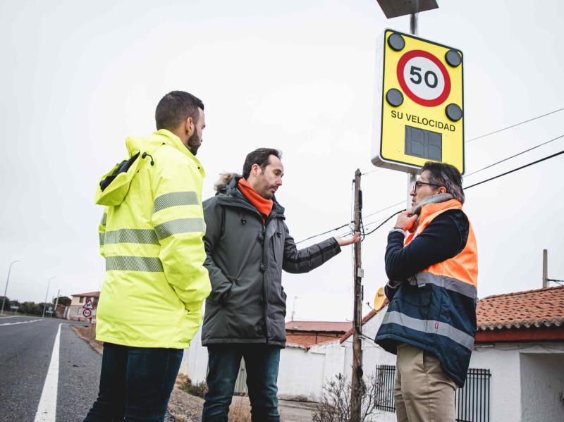 Mitma instala radares pedagógicos en  travesías de las carreteras N-403 y N-501