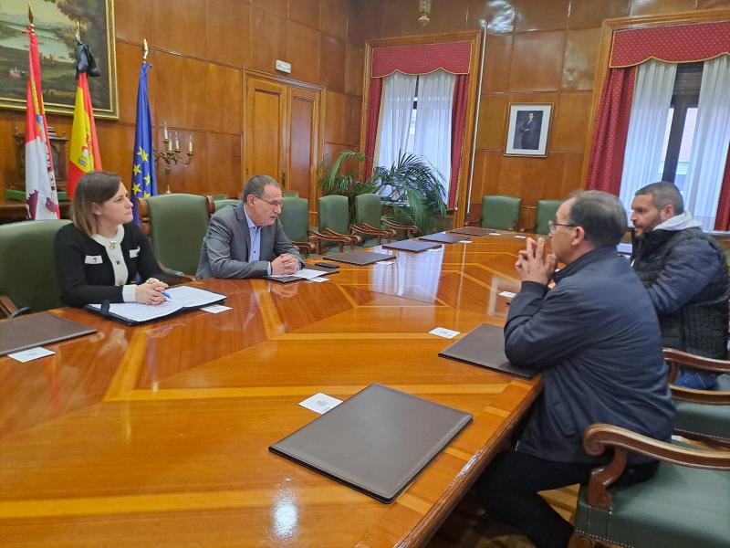 El subdelegado en Zamora, Ángel Blanco,  recibe al alcalde de Pedralba de la Pradería