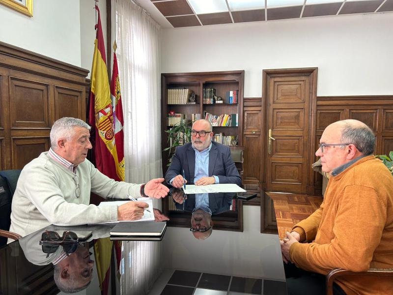 Reunión del subdelegado del Gobierno con el alcalde de San Leonardo