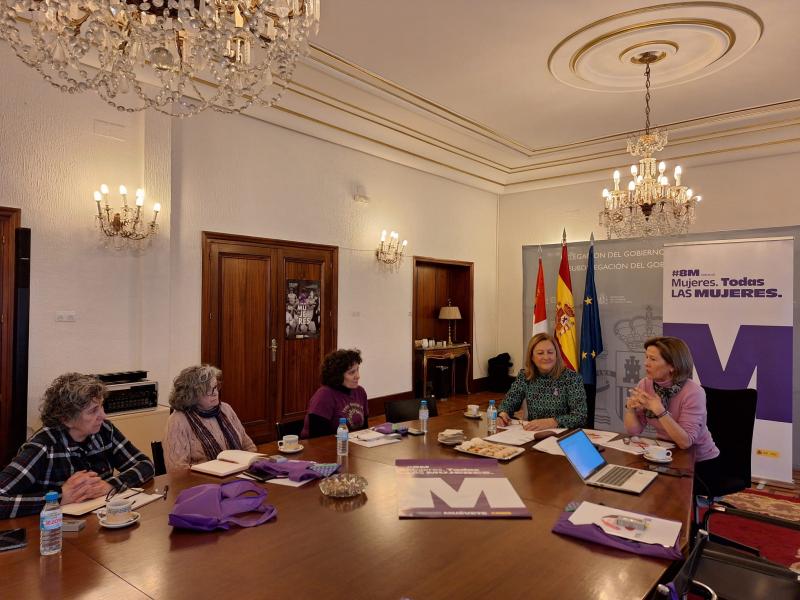La subdelegada del Gobierno mantiene un encuentro con colectivos feministas de la provincia