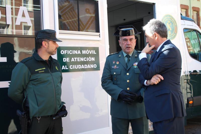 El director general de la Guardia Civil  presenta en León las nuevas oficinas móviles  de atención al ciudadano