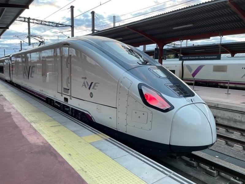 Los punteros AVE S106 circulan en pruebas por Castilla y León en un viaje del ministro Óscar Puente destino Galicia