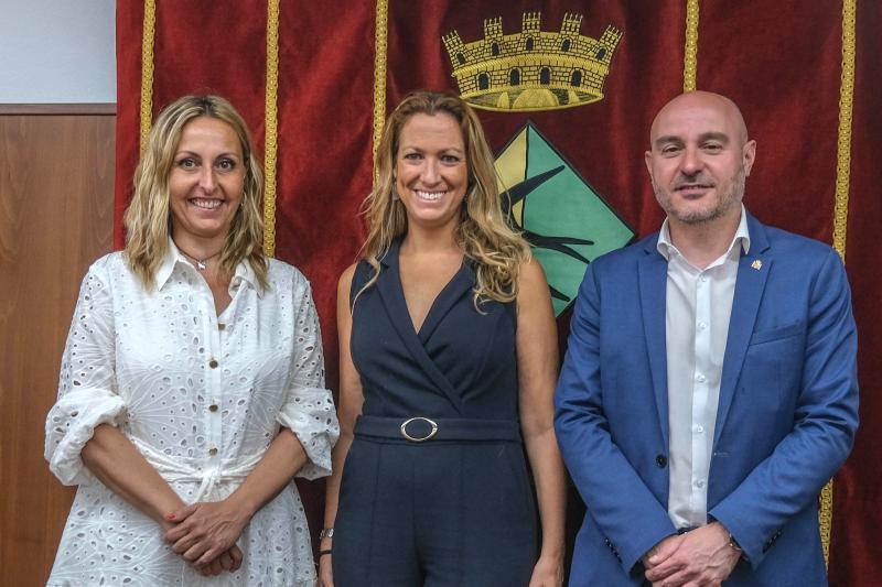 La delegada del Govern, Maria Eugènia Gay, realitza una visita institucional a Badia del Vallès