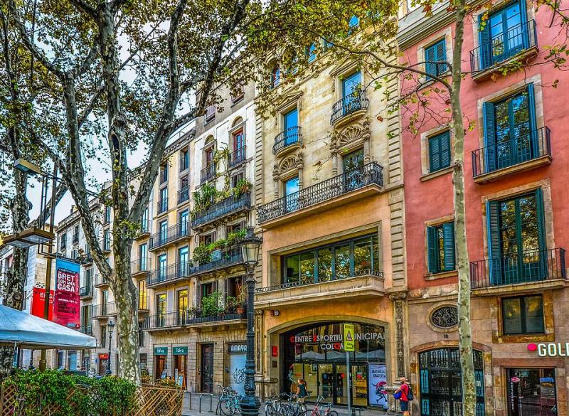 Mitma subscriu el conveni per a executar el Pla Estatal d'Habitatge 2022-2025 a Catalunya